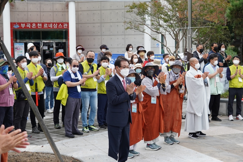 순례대중을 맞이하는 통도사 교구 대중들과 지역민들   (4)